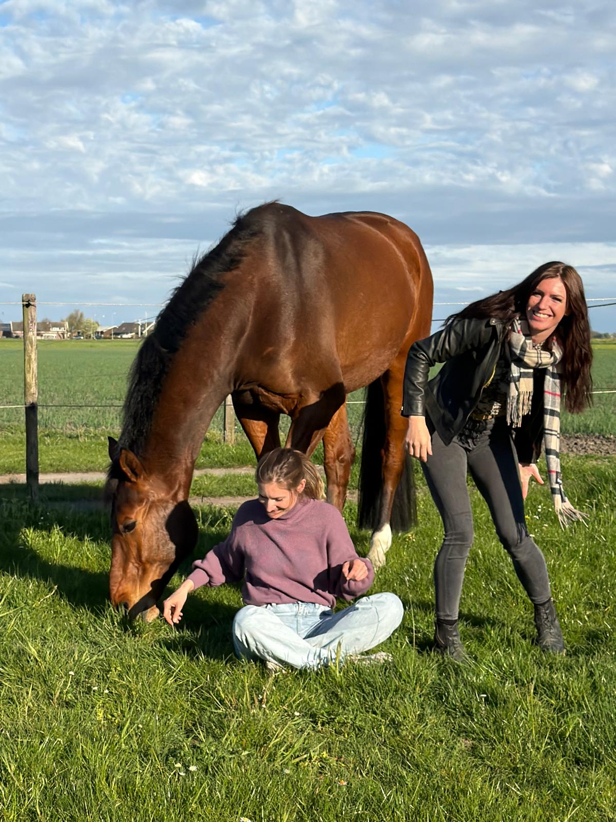 Tina und Amelie mit Pferd