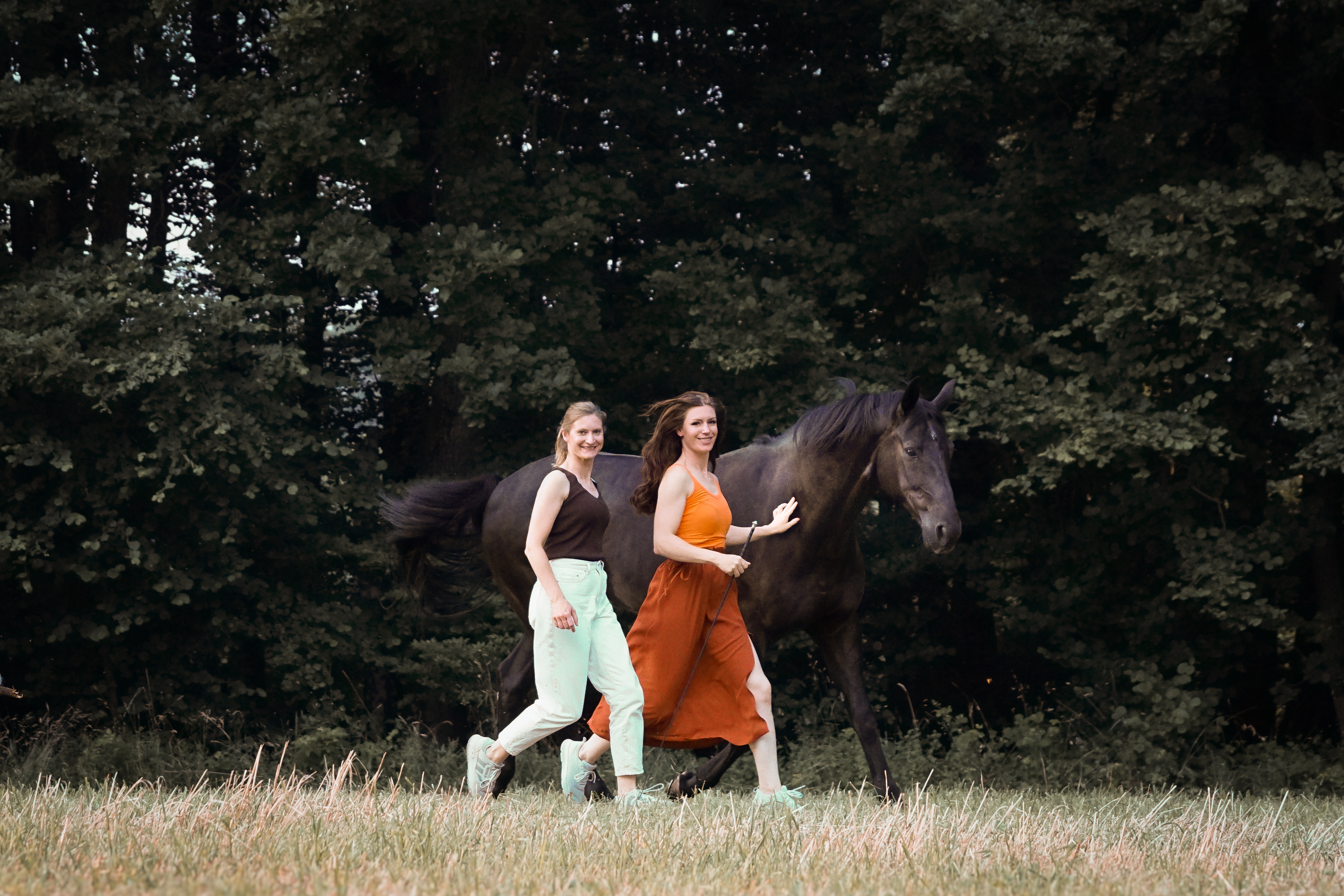 Tina und Amelie spazieren mit ihrem Pferd